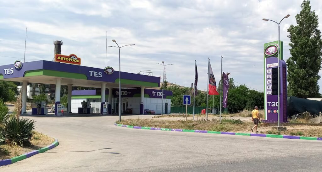 Tourists still daring to visit besieged Crimea: ‘People tell us we’re crazy’ | International Tourists still daring to visit besieged Crimea: ‘People tell us we’re crazy’ | International