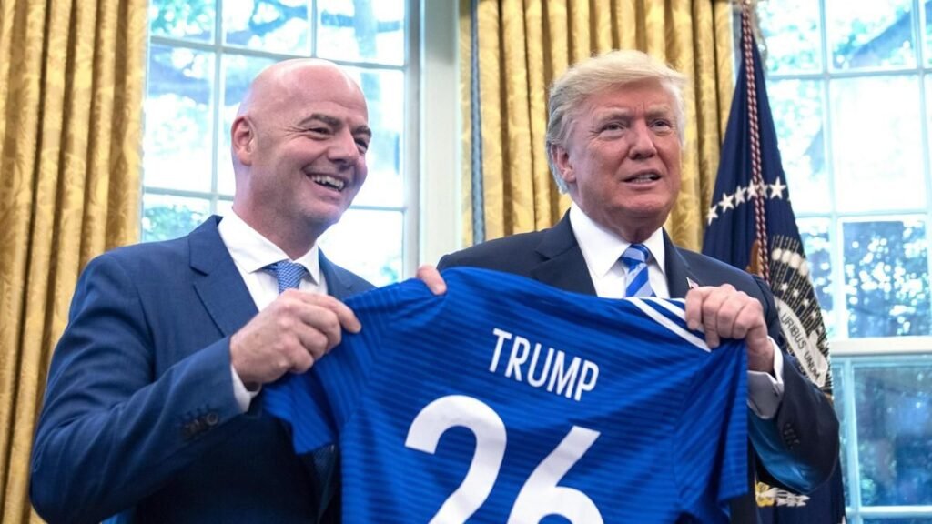 Trump celebra que la FIFA haya retirado la tarjeta roja al delantero de Estados Unidos… tras una llamada de la Casa Blanca a Infantino Trump celebra que la FIFA haya retirado la tarjeta roja al delantero de Estados Unidos... tras una llamada de la Casa Blanca a Infantino