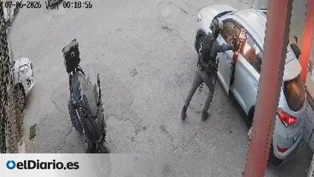 Un agente israelí lanza una granada aturdidora dentro de un coche palestino e impide salir al conductor