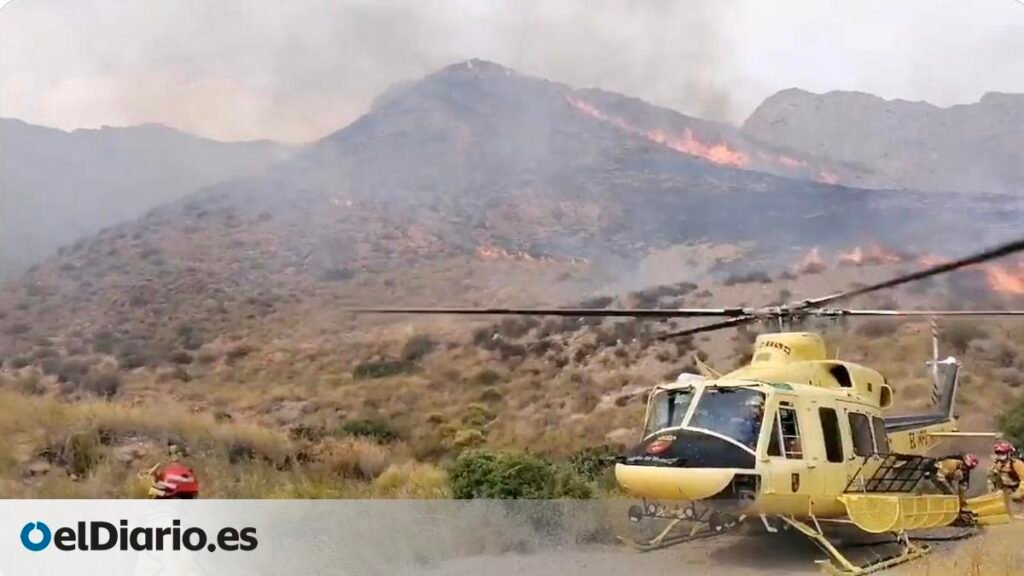 Un incendio forestal obliga a desalojar una decena de viviendas en Mazarrón