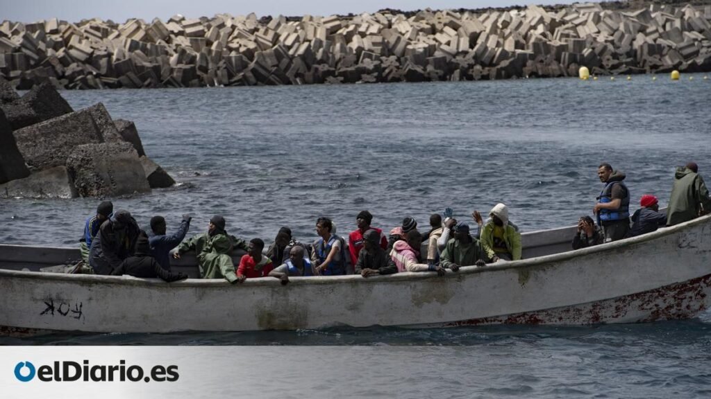 Una mujer muerta y 15 hospitalizados, entre ellos un bebé en estado crítico, tras el rescate de un cayuco cerca de El Hierro