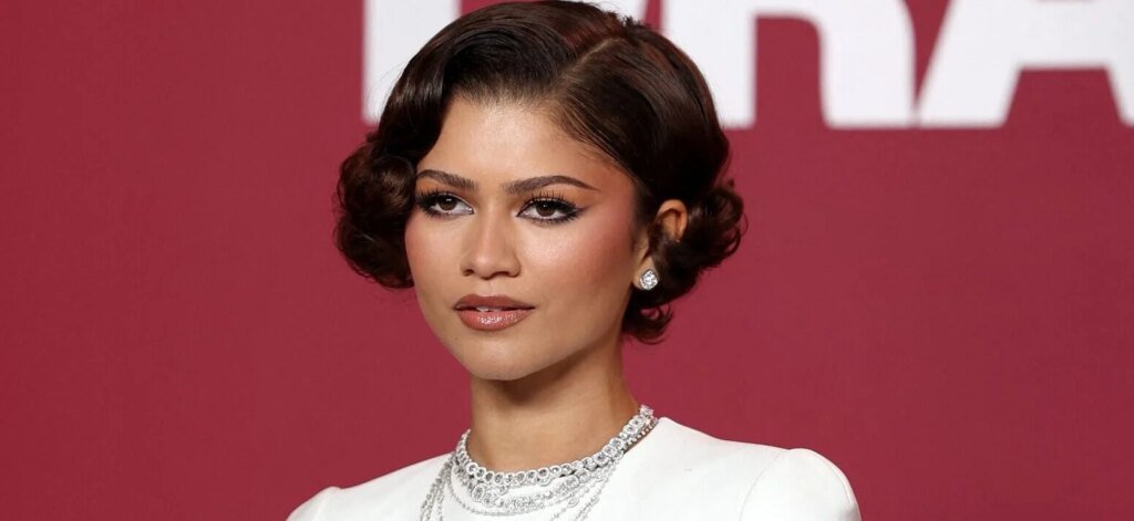 Zendaya In Deep Plunging Goddess Dress Blows Fans Away Zendaya In Deep Plunging Goddess Dress Blows Fans Away