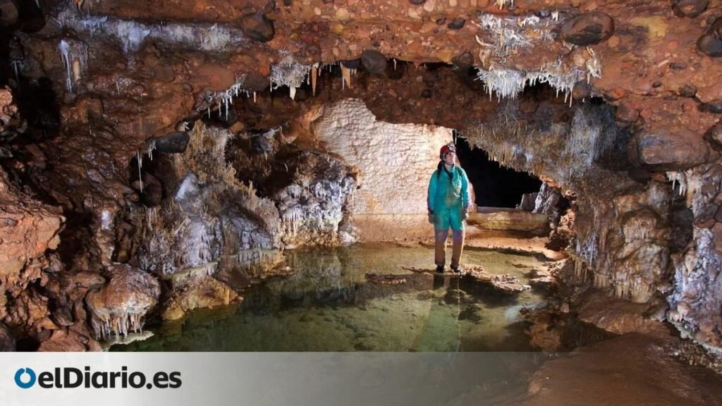 cuevas visitables más allá de Ojo Guareña