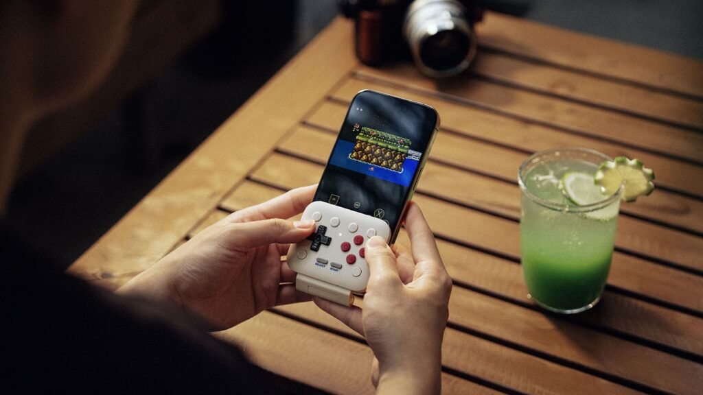 8BitDo lanza un nuevo mando que convierte tu móvil en una consola portátil clásica y sólo cuesta 30 euros 8BitDo lanza un nuevo mando que convierte tu móvil en una consola portátil clásica y sólo cuesta 30 euros
