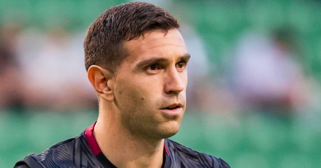 Chelsea considering move for Aston Villa keeper Martinez Chelsea considering move for Aston Villa keeper Martinez