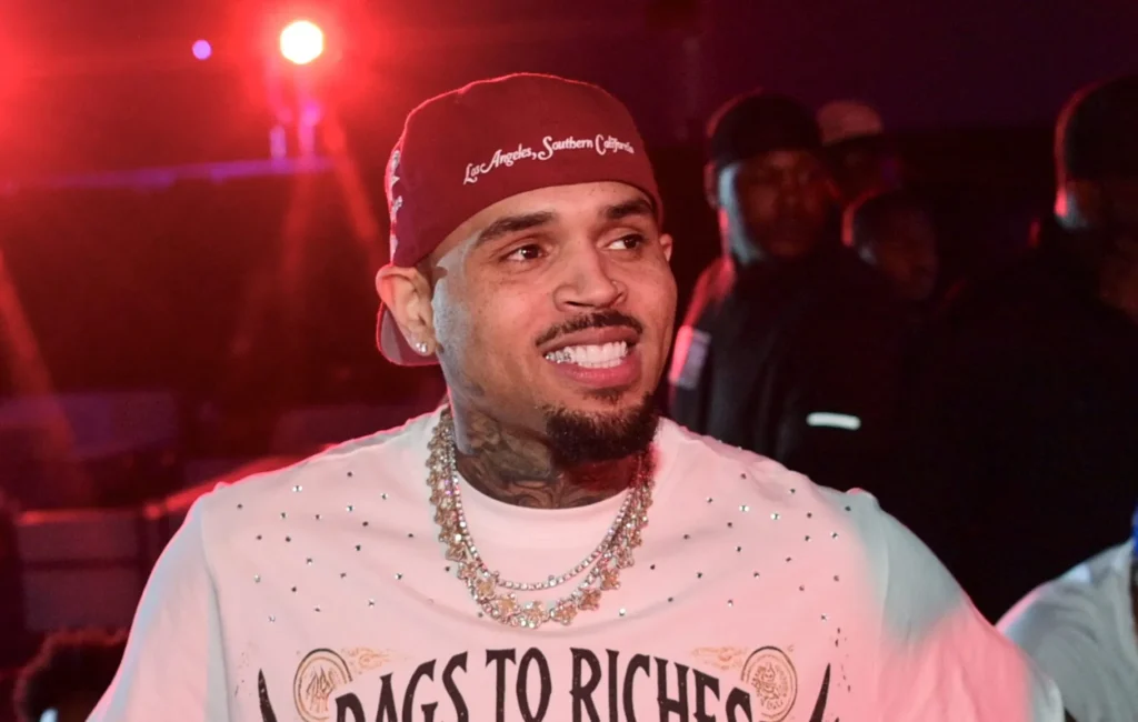 Chris Brown Falls Down On Stage During Toronto Performance Chris Brown Falls Down On Stage During Toronto Performance