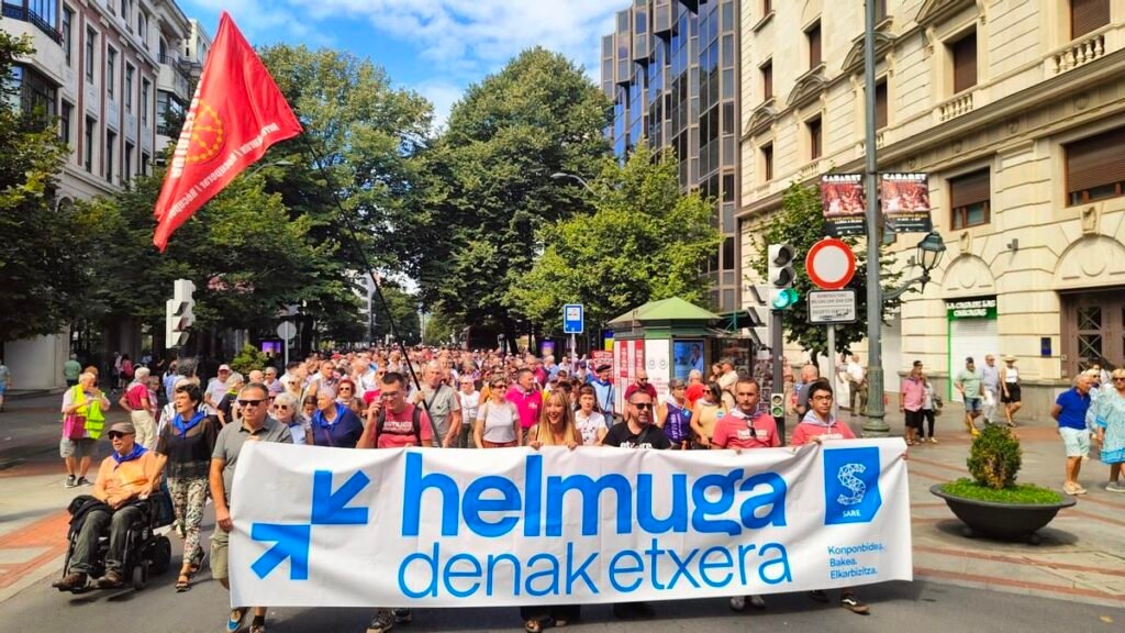 Cientos de personas se manifiestan en Bilbao para pedir que los presos de ETA puedan hacer “el camino a casa” Cientos de personas se manifiestan en Bilbao para pedir que los presos de ETA puedan hacer "el camino a casa"