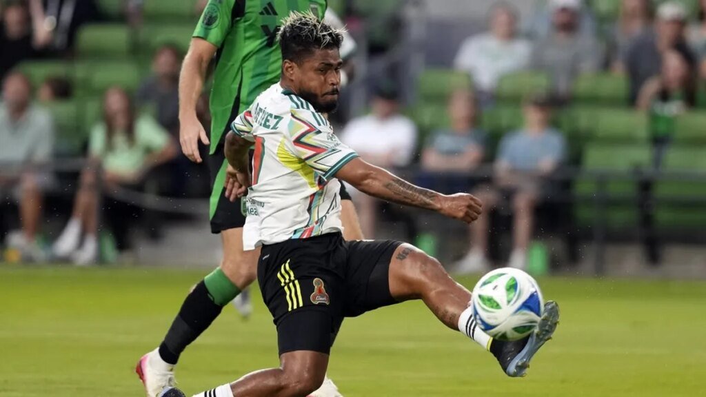 Columbus, Charlotte face off, both boasting newly-signed players Columbus, Charlotte face off, both boasting newly-signed players
