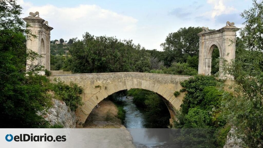 Construido en el siglo I, es el único puente romano ubicado en Francia que conserva sus dos arcos triunfales originales Construido en el siglo I, es el único puente romano ubicado en Francia que conserva sus dos arcos triunfales originales