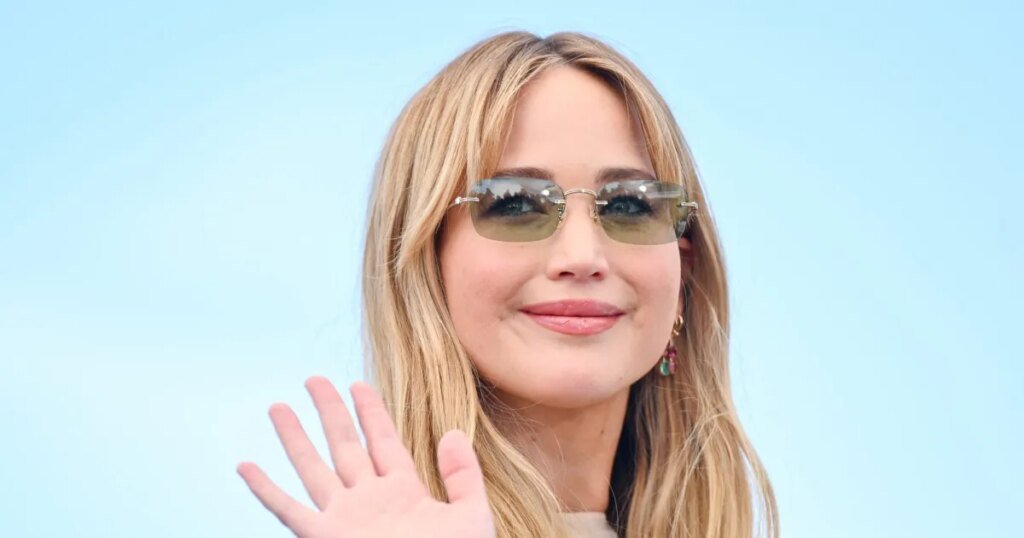 Copy Jennifer Lawrence’s Slouchy Cool Mom Purse for $21 Copy Jennifer Lawrence’s Slouchy Cool Mom Purse for $21