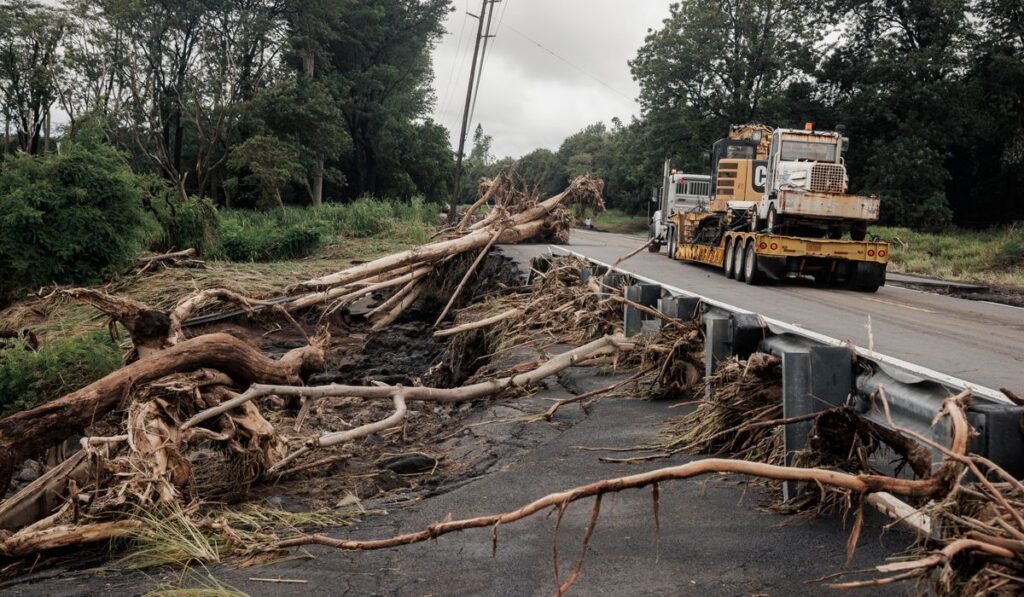Crews work to restore power to thousands after Lala raked Hawaii Crews work to restore power to thousands after Lala raked Hawaii