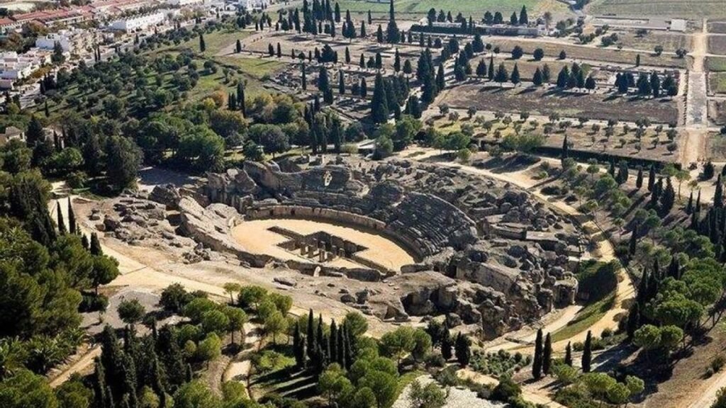 Cuna de Trajano y Adriano, esta fue la primera ciudad romana fundada en España y hoy se pueden visitar sus restos