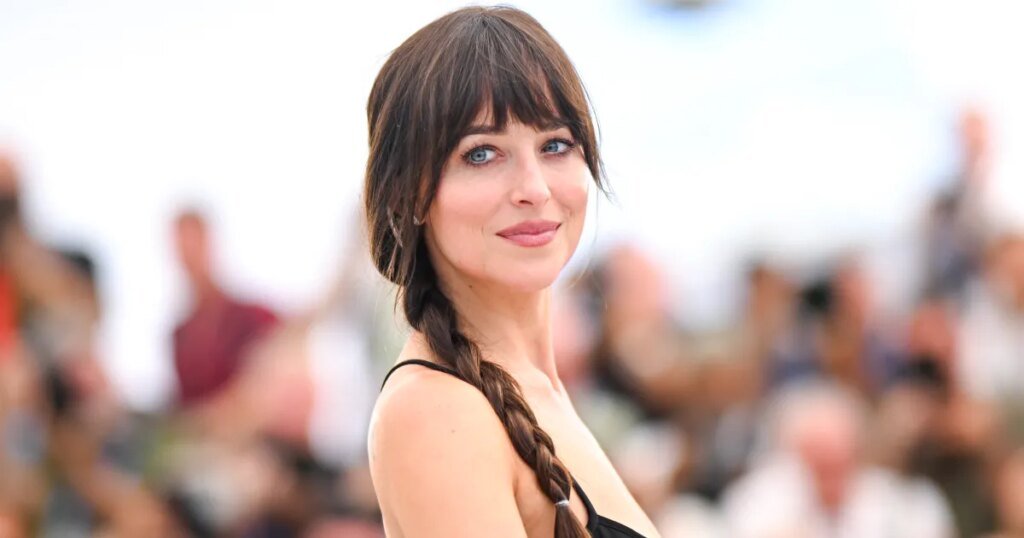 Dakota Johnson’s ‘It-Girl’ Jeans Are Made for Summer-to-Fall Dakota Johnson's 'It-Girl' Jeans Are Made for Summer-to-Fall