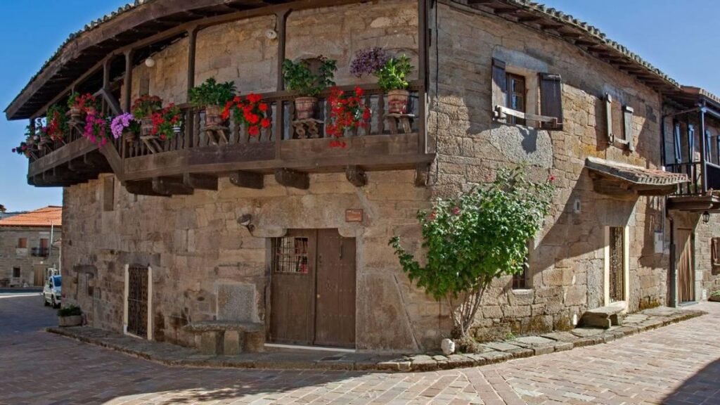 De calles empedradas y casas de pizarra, fue declarado Bien de Interés Cultural y es uno de los pueblos zamoranos mejor conservados De calles empedradas y casas de pizarra, fue declarado Bien de Interés Cultural y es uno de los pueblos zamoranos mejor conservados