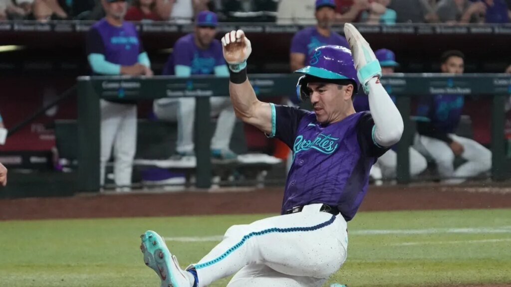 Diamondbacks rally in 7th, top Reds to keep pace in wild-card race