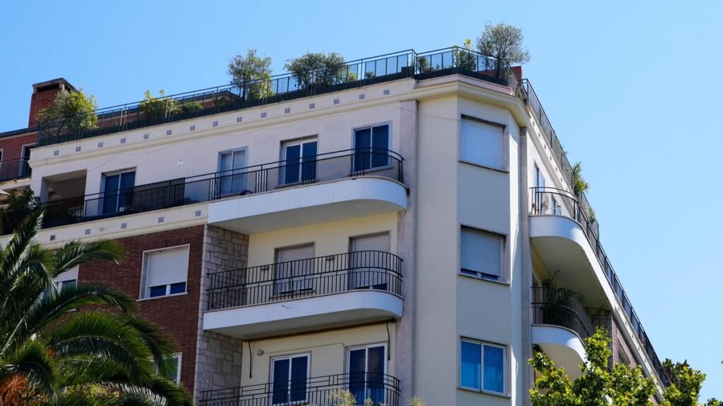 El Gobierno de Ayuso trasladó a la inmobiliaria que buscaba un inmueble de "entre 250 y 400 metros y gran terraza”