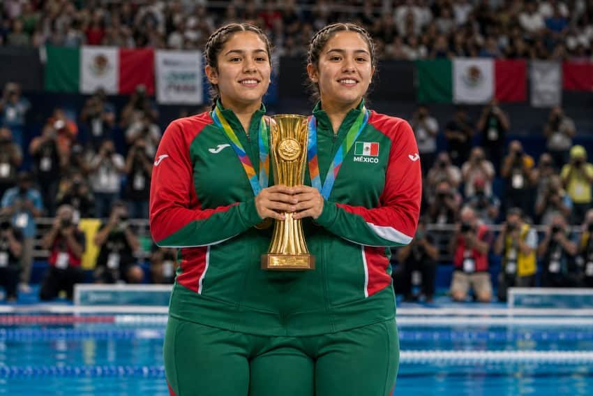 El Jalapeño: Conjoined twins dominate synchronized swimming event in Mexico El Jalapeño: Conjoined twins dominate synchronized swimming event in Mexico