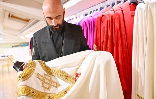 El “modisto de lo sagrado” ha vestido a tres papas desde un pueblo de montaña El “modisto de lo sagrado” ha vestido a tres papas desde un pueblo de montaña