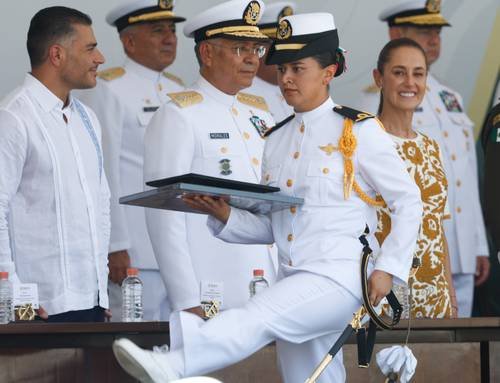 Encabeza la Presidenta acto de graduación de 211 guardiamarinas Encabeza la Presidenta acto de graduación de 211 guardiamarinas