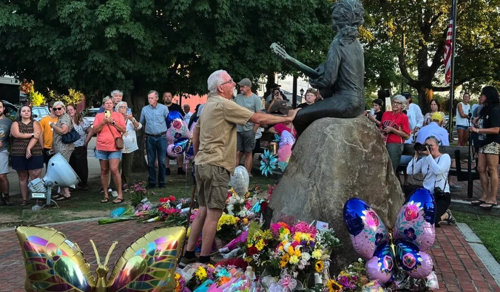 Fans in Dollywood react to death of music star, actor and beloved figure Dolly Parton at 80