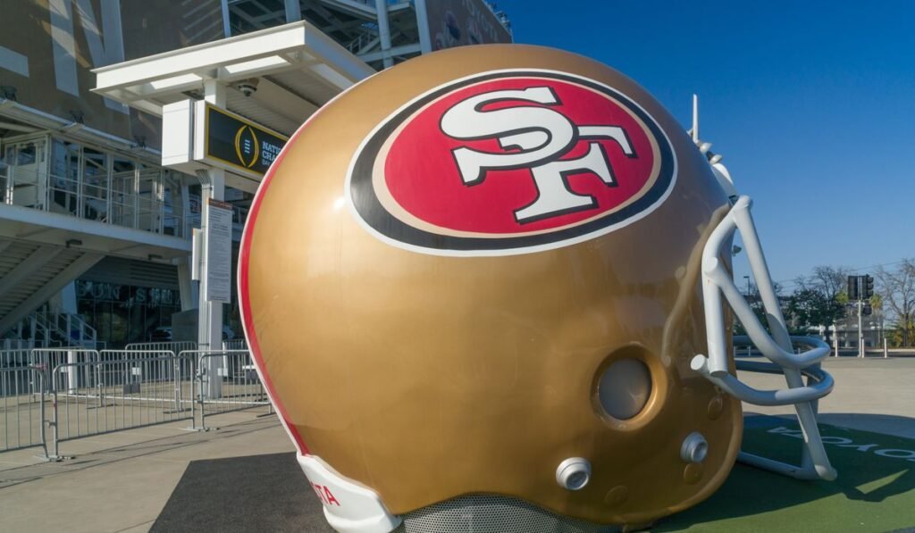 Feds break up romance racket in which fraudster posed as NFL player to bilk women Feds break up romance racket in which fraudster posed as NFL player to bilk women