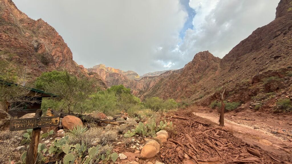 Flash flood in Grand Canyon leaves 1 dead and several missing, National Park Service says Flash flood in Grand Canyon leaves 1 dead and several missing, National Park Service says