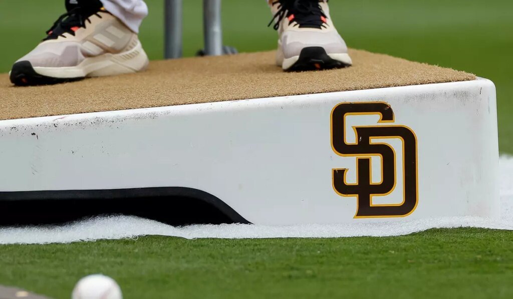 Former Venezuelan player working for Padres is detained by ICE