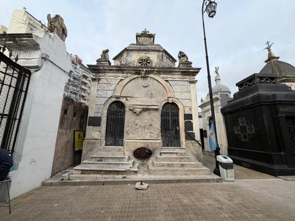From aristocratic vault to café: Buenos Aires tenders old tombs at La Recoleta cemetery | Culture From aristocratic vault to café: Buenos Aires tenders old tombs at La Recoleta cemetery | Culture