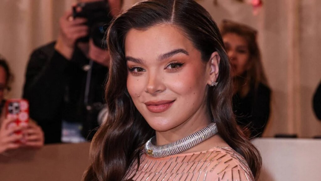 Hailee Steinfeld Returns For First Postpartum Red Carpet Hailee Steinfeld Returns For First Postpartum Red Carpet