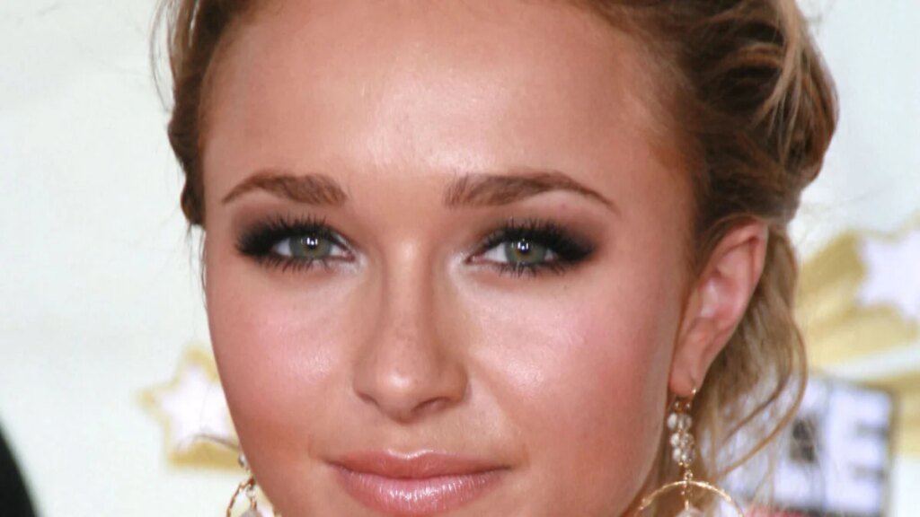 Hayden Panettiere Climbs Into Bathtub For Final PETA Campaign