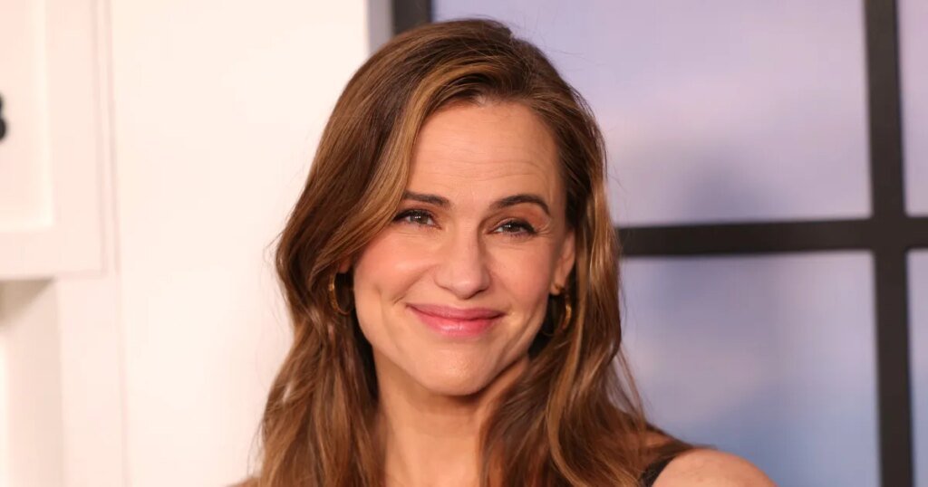 Jennifer Garner’s Flattering White Jeans Style Is on Amazon Jennifer Garner's Flattering White Jeans Style Is on Amazon