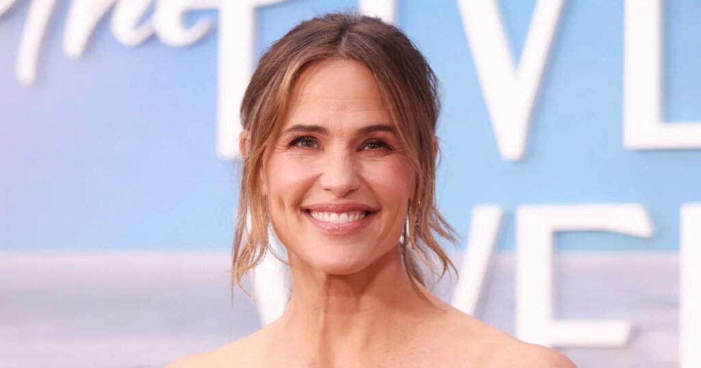 Jennifer Garner’s Printed Skirt Style Dresses Up a T-Shirt Jennifer Garner's Printed Skirt Style Dresses Up a T-Shirt