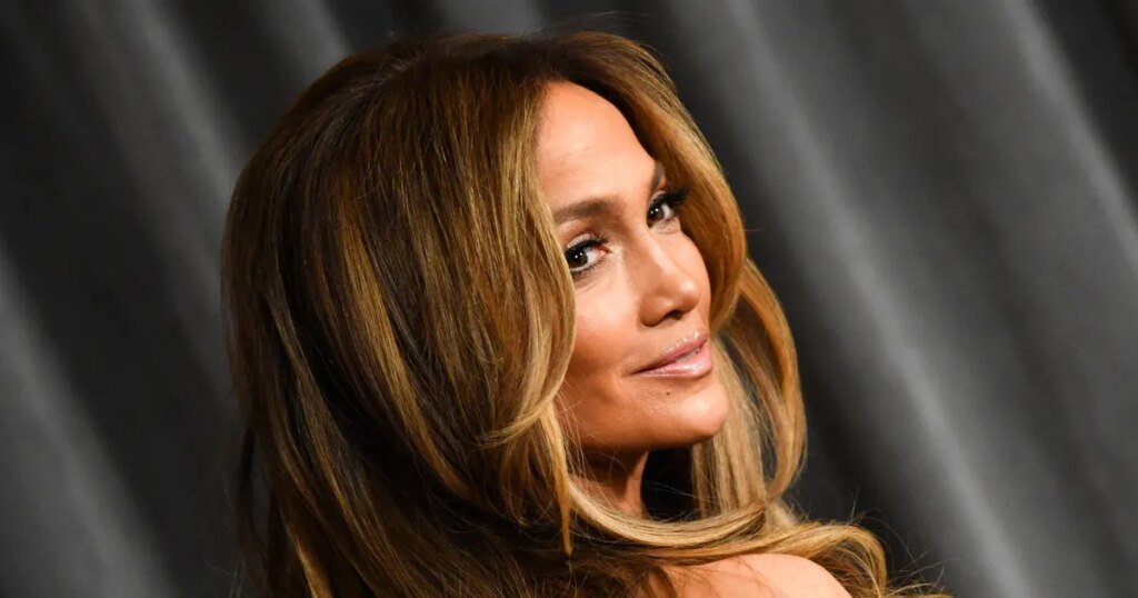 Jennifer Lopez Wore This Transitional Fall Dress Style on Amazon Jennifer Lopez Wore This Transitional Fall Dress Style on Amazon