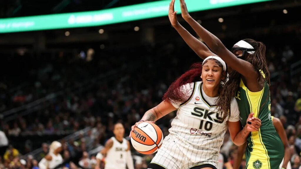 Kamilla Cardoso, Natasha Cloud carry Sky across finish line to beat Storm