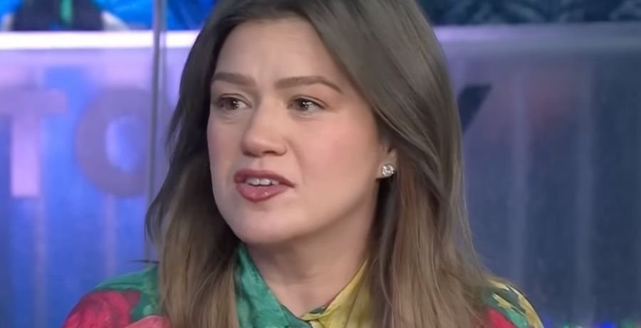 Kelly Clarkson Goes Off Script, In Trouble With Producers Kelly Clarkson Goes Off Script, In Trouble With Producers