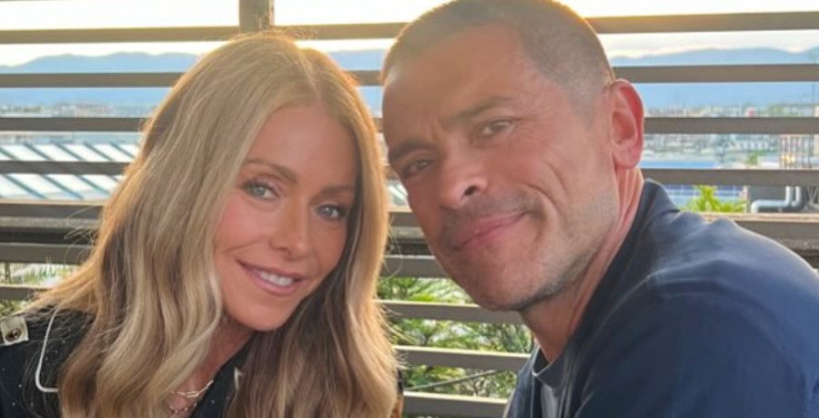 ‘LIVE’ Kelly Ripa Calls Husband ‘Insufferable,’ Demands Divorce 'LIVE' Kelly Ripa Calls Husband 'Insufferable,' Demands Divorce