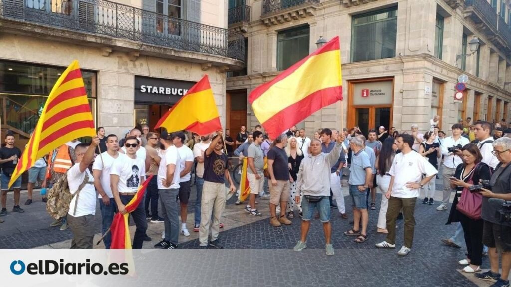 La concentración ultra de Save Europe Act pincha en Barcelona con apenas unas decenas de personas concentradas La concentración ultra de Save Europe Act pincha en Barcelona con apenas unas decenas de personas concentradas