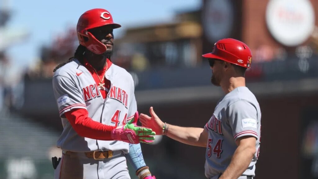 MLB roundup: Reds score 7 in ninth to stun Giants, avoid sweep