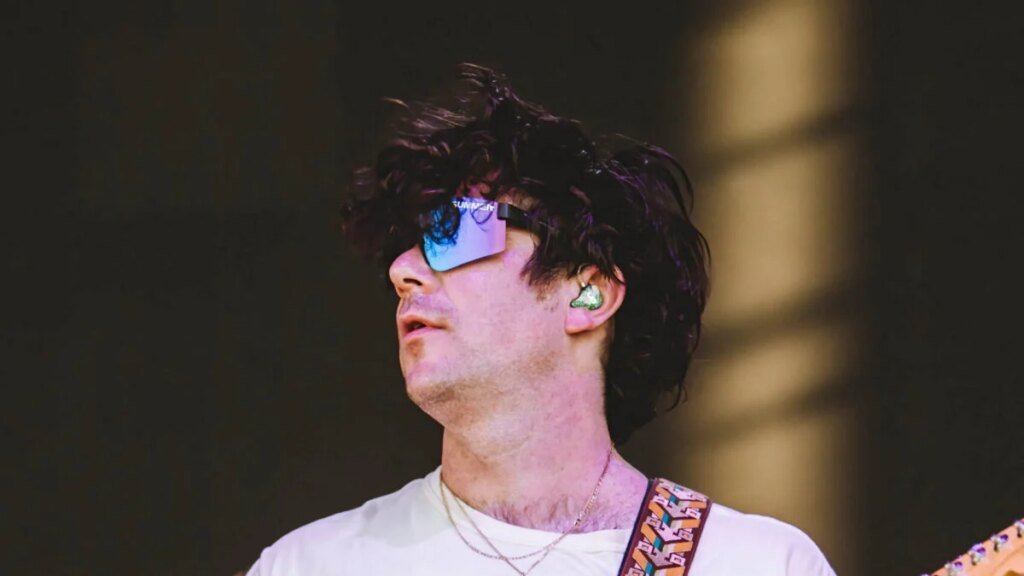 Modest Mouse Guitarist Addresses DMs Sent To Underage Fan Modest Mouse Guitarist Addresses DMs Sent To Underage Fan
