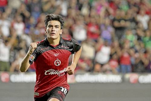 Nada intimida a Mora; clava dos goles de penal al experimentado Navas Nada intimida a Mora; clava dos goles de penal al experimentado Navas