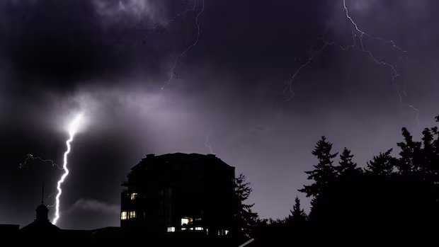 Rare thunderstorm with lightning strikes wows southern B.C., causing havoc at Vancouver airport Rare thunderstorm with lightning strikes wows southern B.C., causing havoc at Vancouver airport