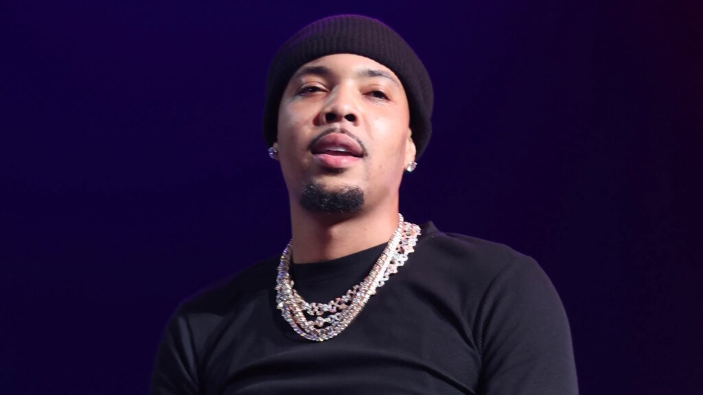 Reaction To Fan Snatching His Mic Is Going Viral (Video) Reaction To Fan Snatching His Mic Is Going Viral (Video)