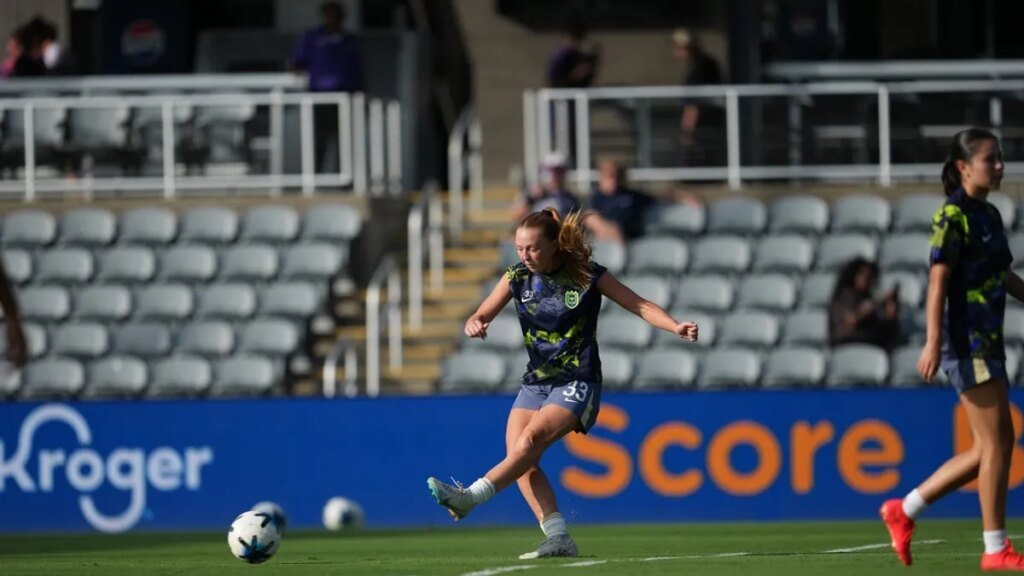 Reign extend F Ruby Hladek through end of 2026 season