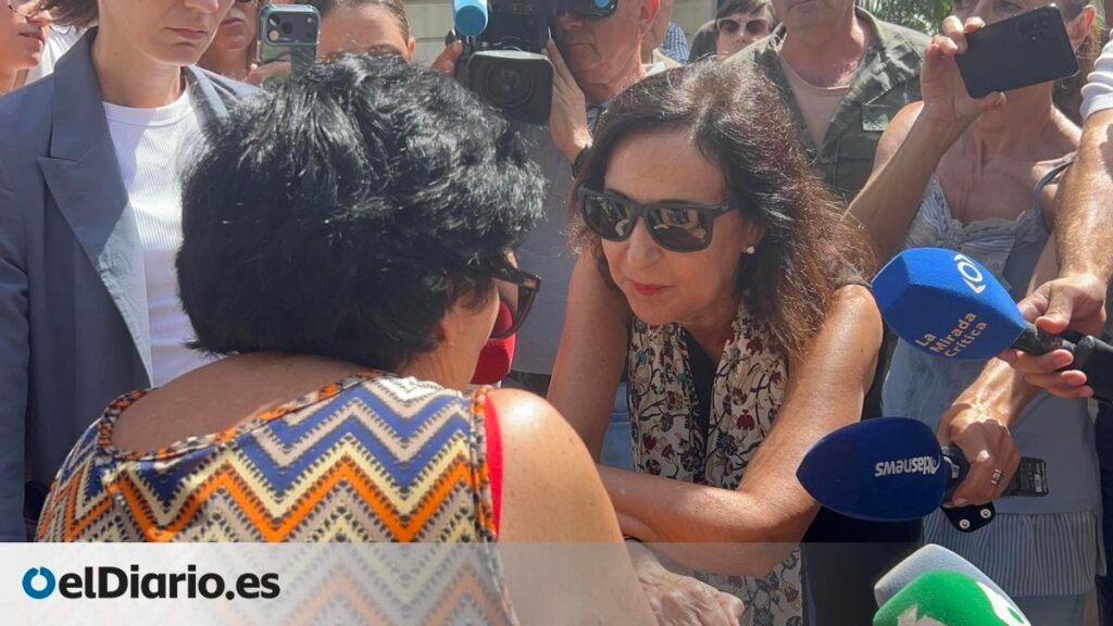 Robles no aclara si irá al Senado y se da un baño de masas en su visita a Ceuta: "No es española, es españolísima" Robles no aclara si irá al Senado y se da un baño de masas en su visita a Ceuta: "No es española, es españolísima"