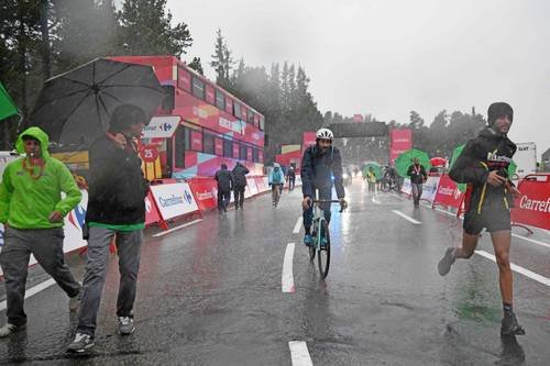 Se fugan en la Vuelta a España para refugiarse de la tormenta Se fugan en la Vuelta a España para refugiarse de la tormenta