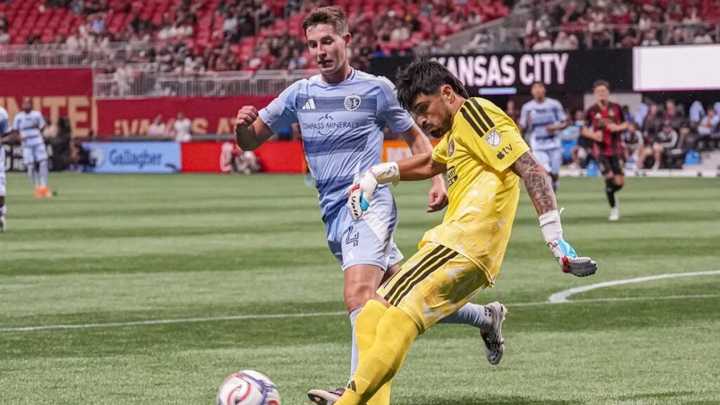 Surging Atlanta aims to keep Charlotte at bay