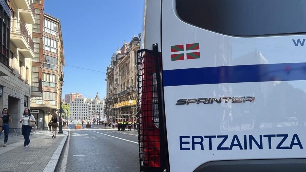 Un grupo de jóvenes lanza objetos al grito de “zipaios” a dos agentes de la Ertzaintza que iban de paisano en Getxo Un grupo de jóvenes lanza objetos al grito de "zipaios" a dos agentes de la Ertzaintza que iban de paisano en Getxo