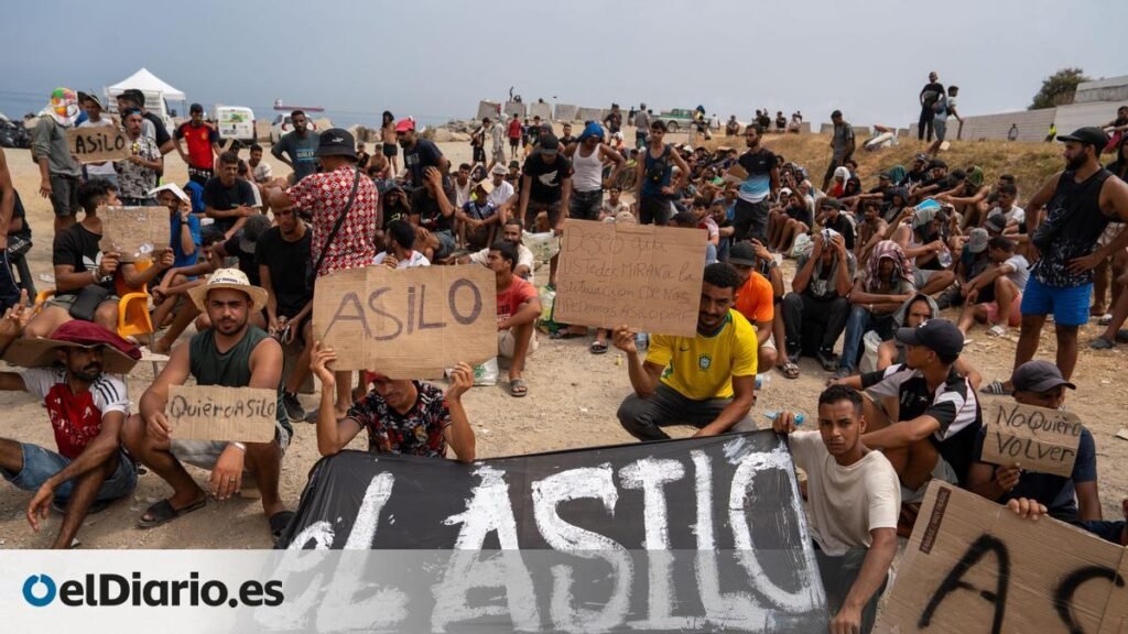 Unos 200 migrantes reclaman asilo en una protesta en el asentamiento del Trampolín en Ceuta Unos 200 migrantes reclaman asilo en una protesta en el asentamiento del Trampolín en Ceuta