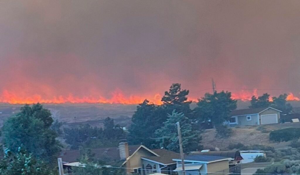 Wildfire approaches Reno, Nevada, forcing thousands to evacuate their neighborhoods Wildfire approaches Reno, Nevada, forcing thousands to evacuate their neighborhoods