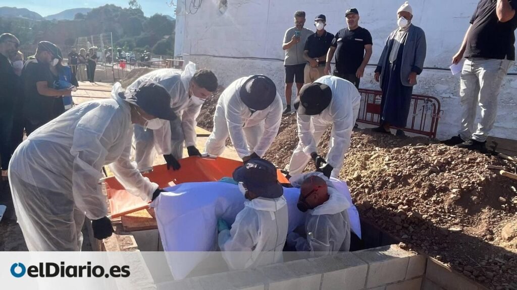 comienzan los entierros de migrantes fallecidos en la entrada a Ceuta comienzan los entierros de migrantes fallecidos en la entrada a Ceuta